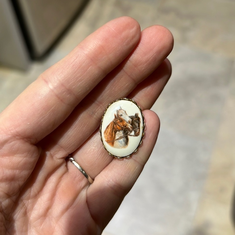 VINTAGE WESTERN SMALL THREE HOURSE PORCELAIN PIN-W